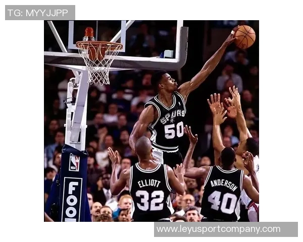 德克萨斯大学橄榄球队成员观战马刺星三代曼宁与文班合影互换球衣精彩瞬间