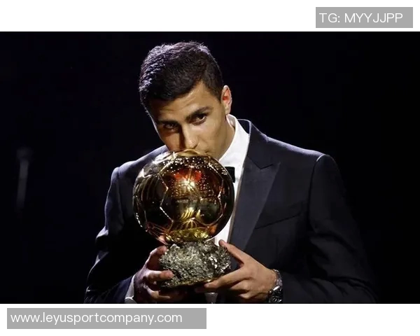一年前的今天罗德里荣获金球奖见证足球历史的辉煌时刻